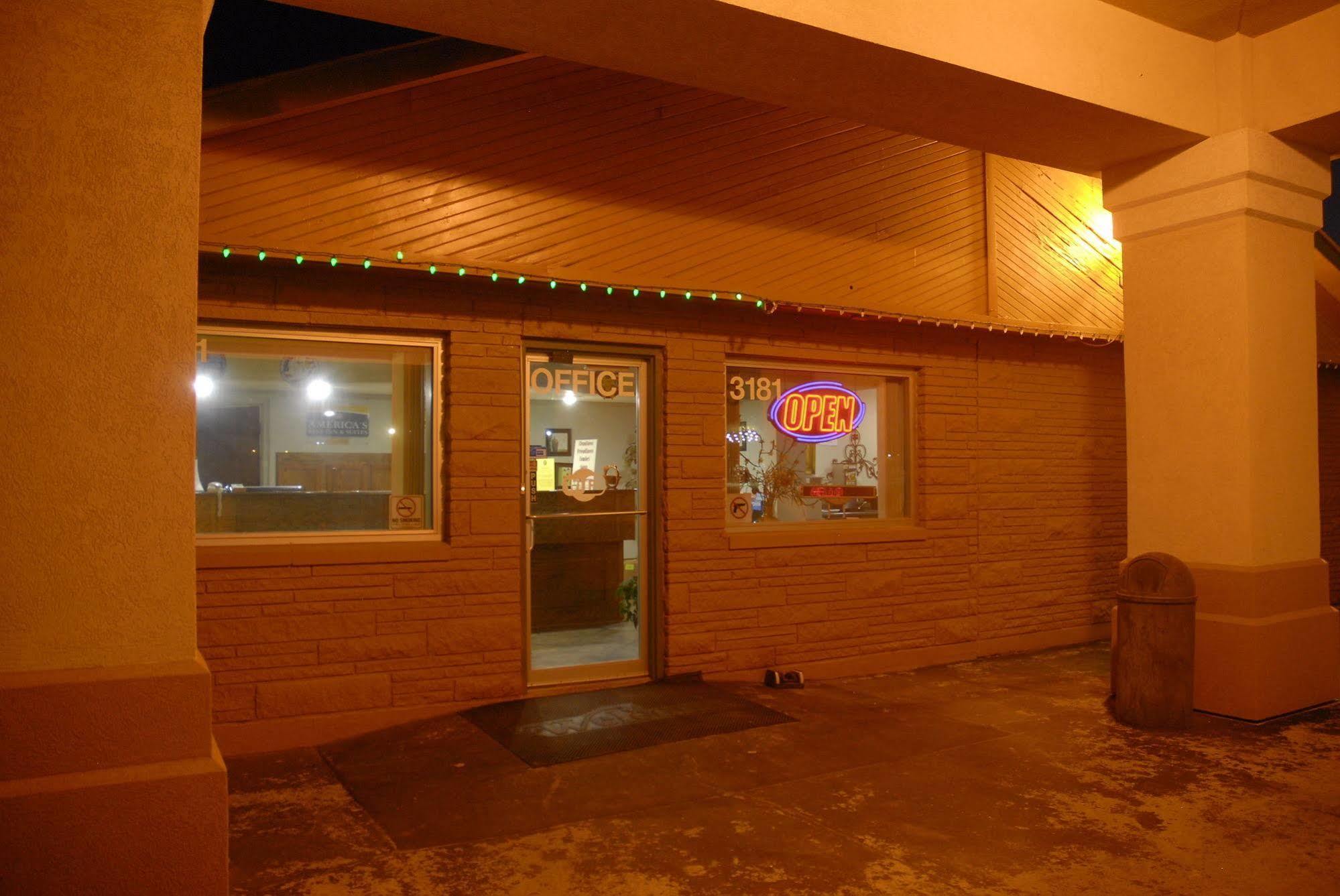 America'S Best Inn And Suites Emporia Exterior foto