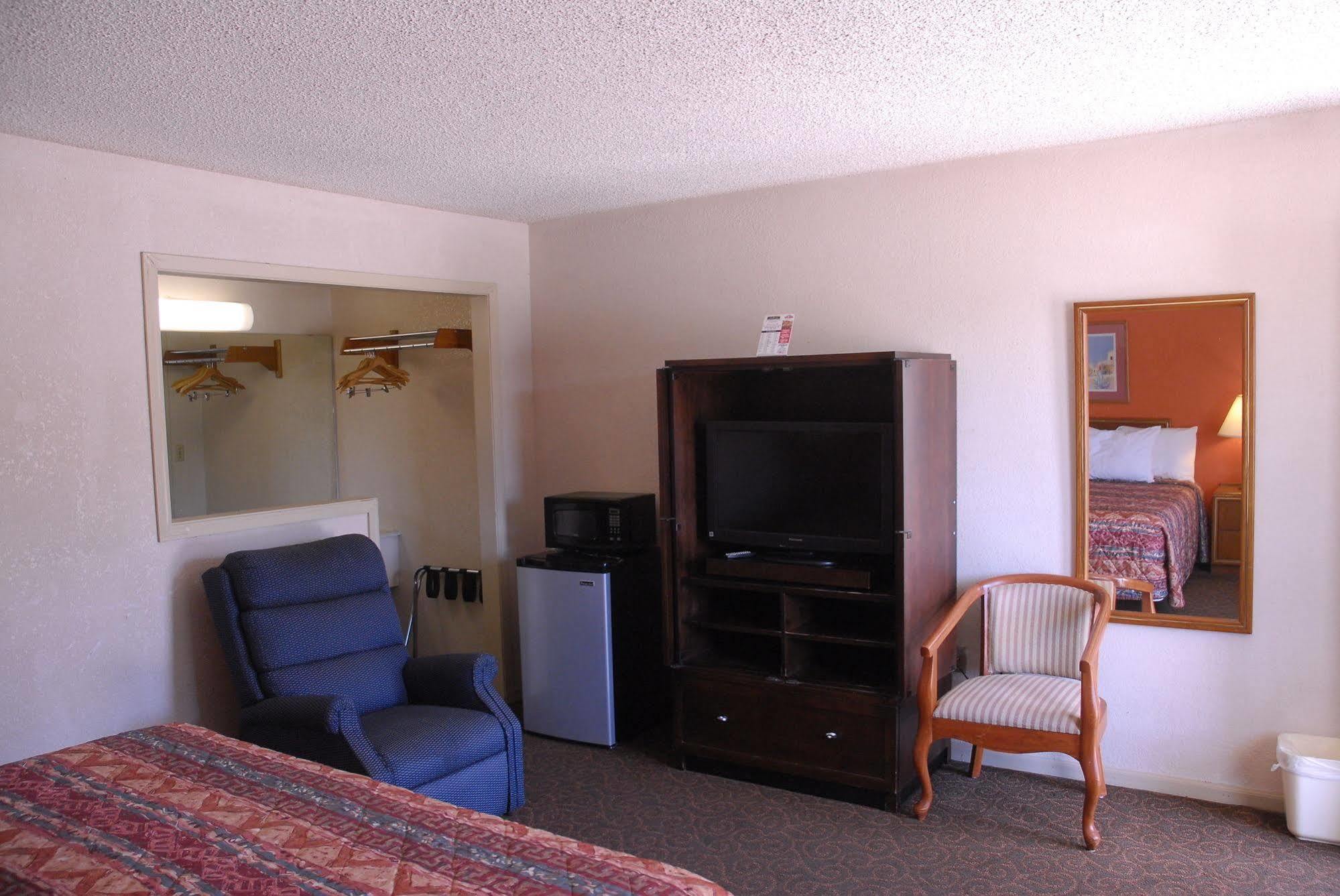America'S Best Inn And Suites Emporia Exterior foto